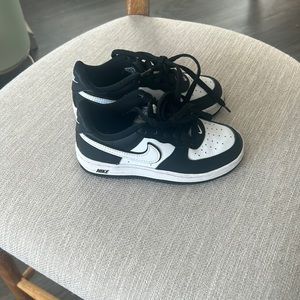 Boys Nike low court 11C